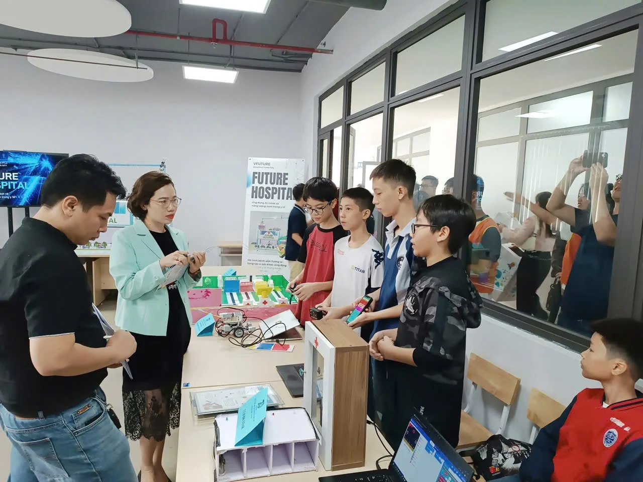 Học sinh thuyết trình mô hình Future Hospital