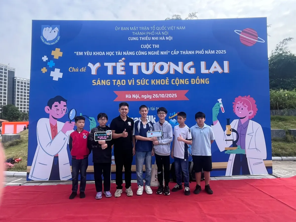 Thầy và học sinh tại cuộc thi Em yêu khoa học tài năng công nghệ nhí năm 2025