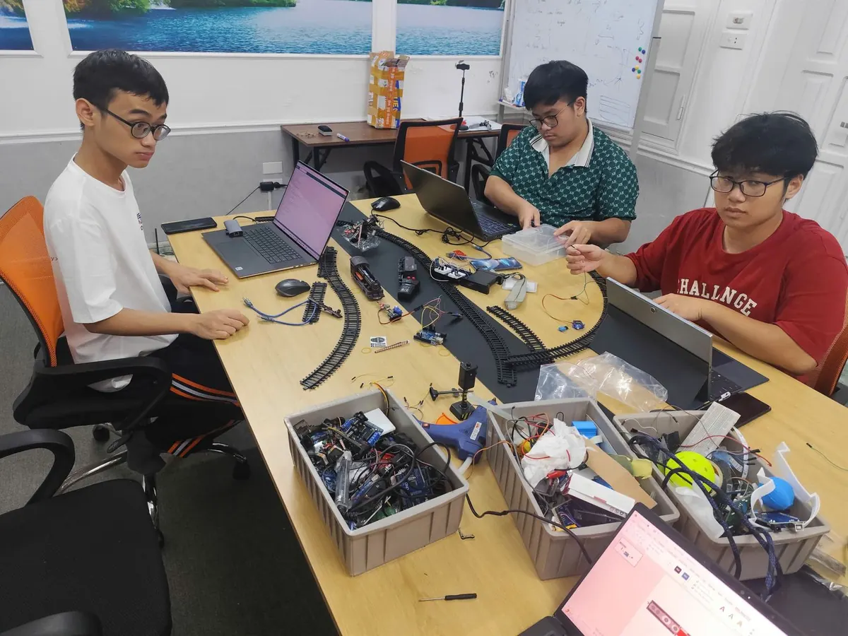 Học sinh lắp ráp robot