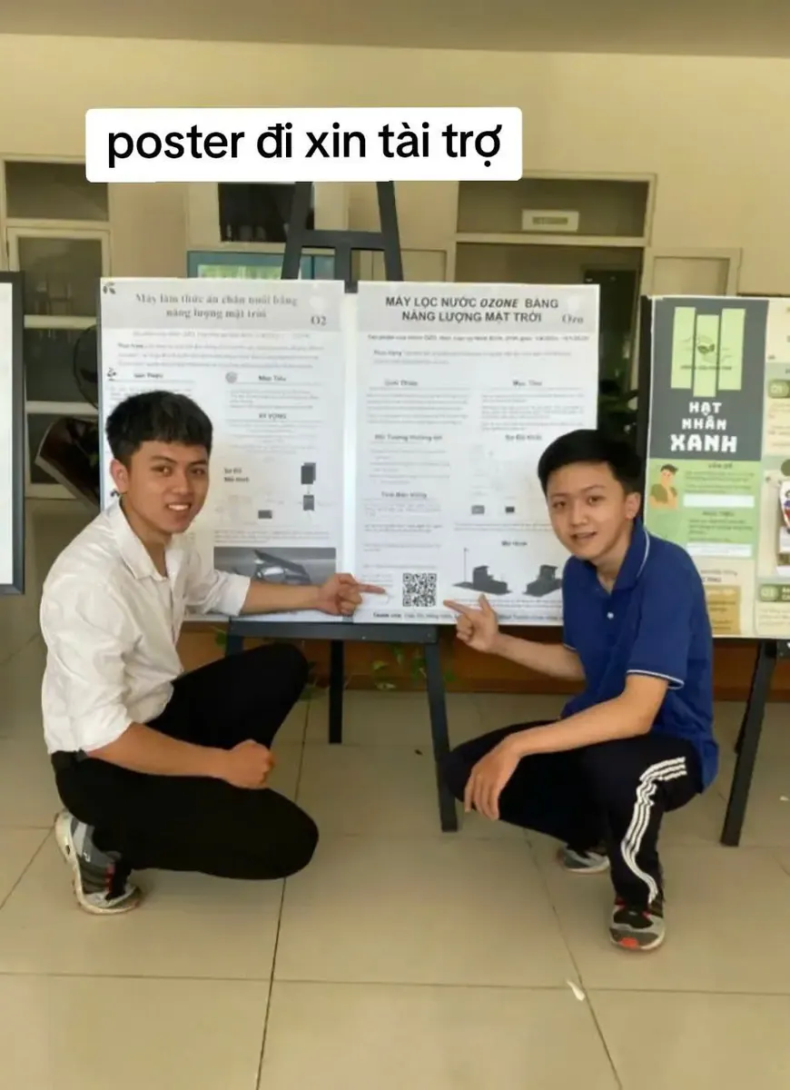 Nhóm học sinh giới thiệu dự án