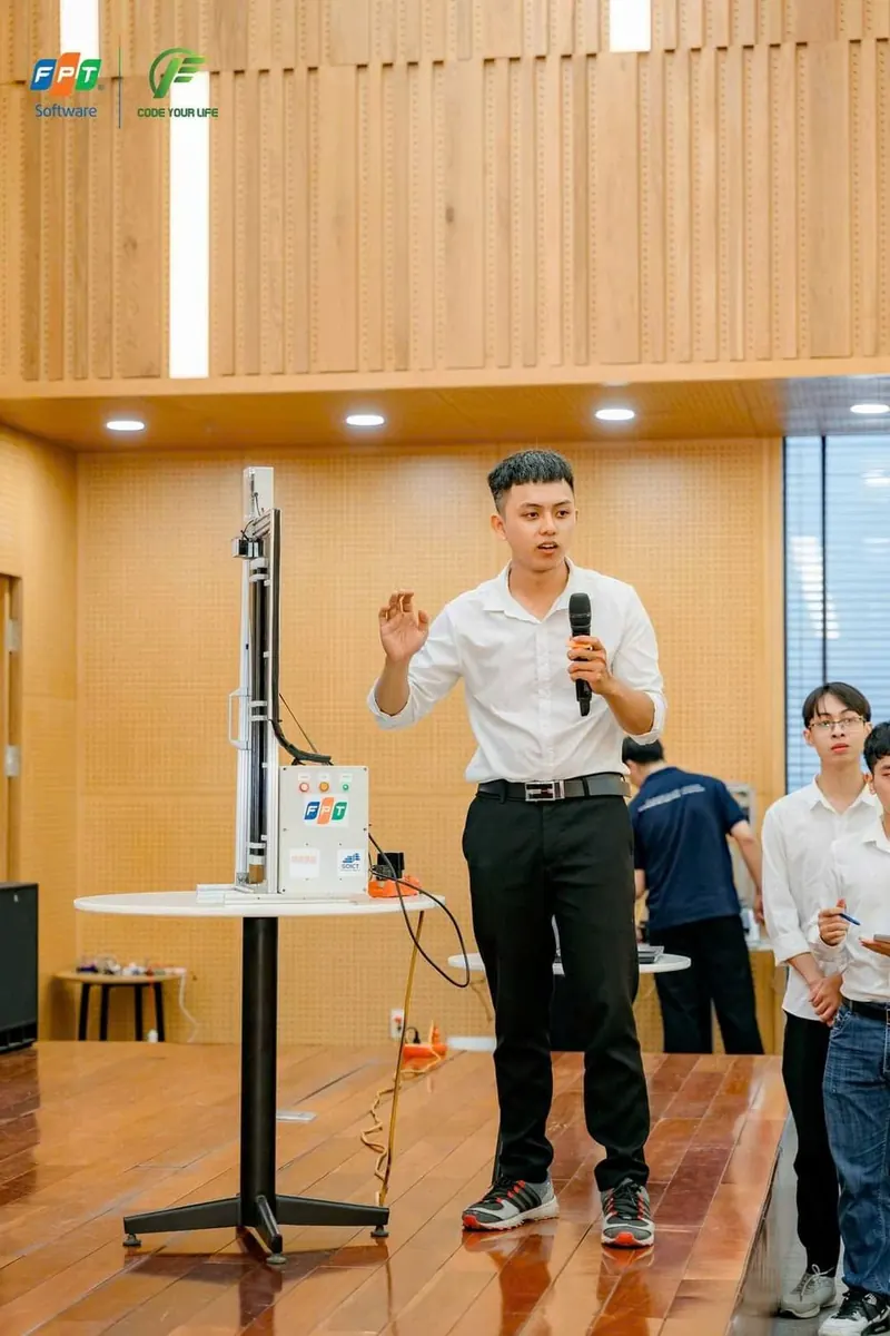 Giáo viên Lê Chí Tuyền đang hướng dẫn học sinh