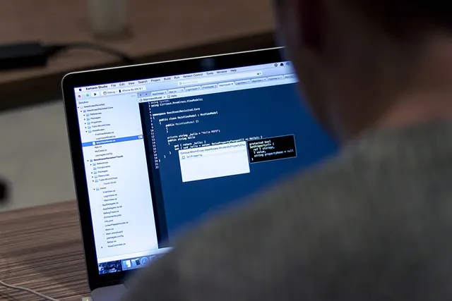 Lập trình viên viết code trên laptop