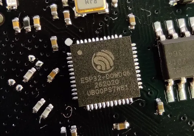 Vi điều khiển ESP32 trên bo mạch